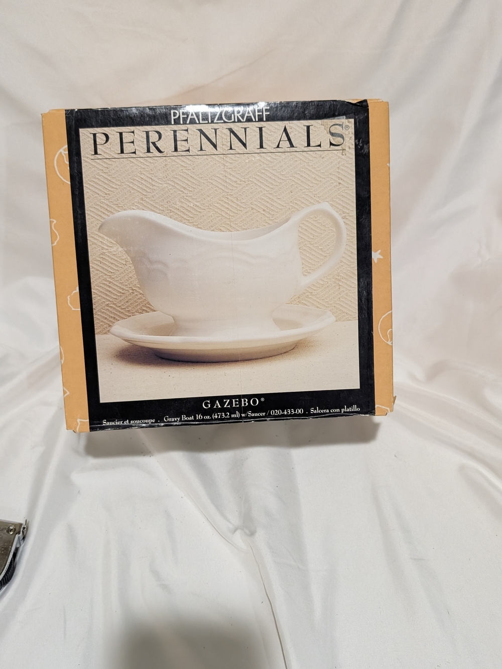 Pfaltzgraff White Perennials Gazebo Gravy Boat with Saucer